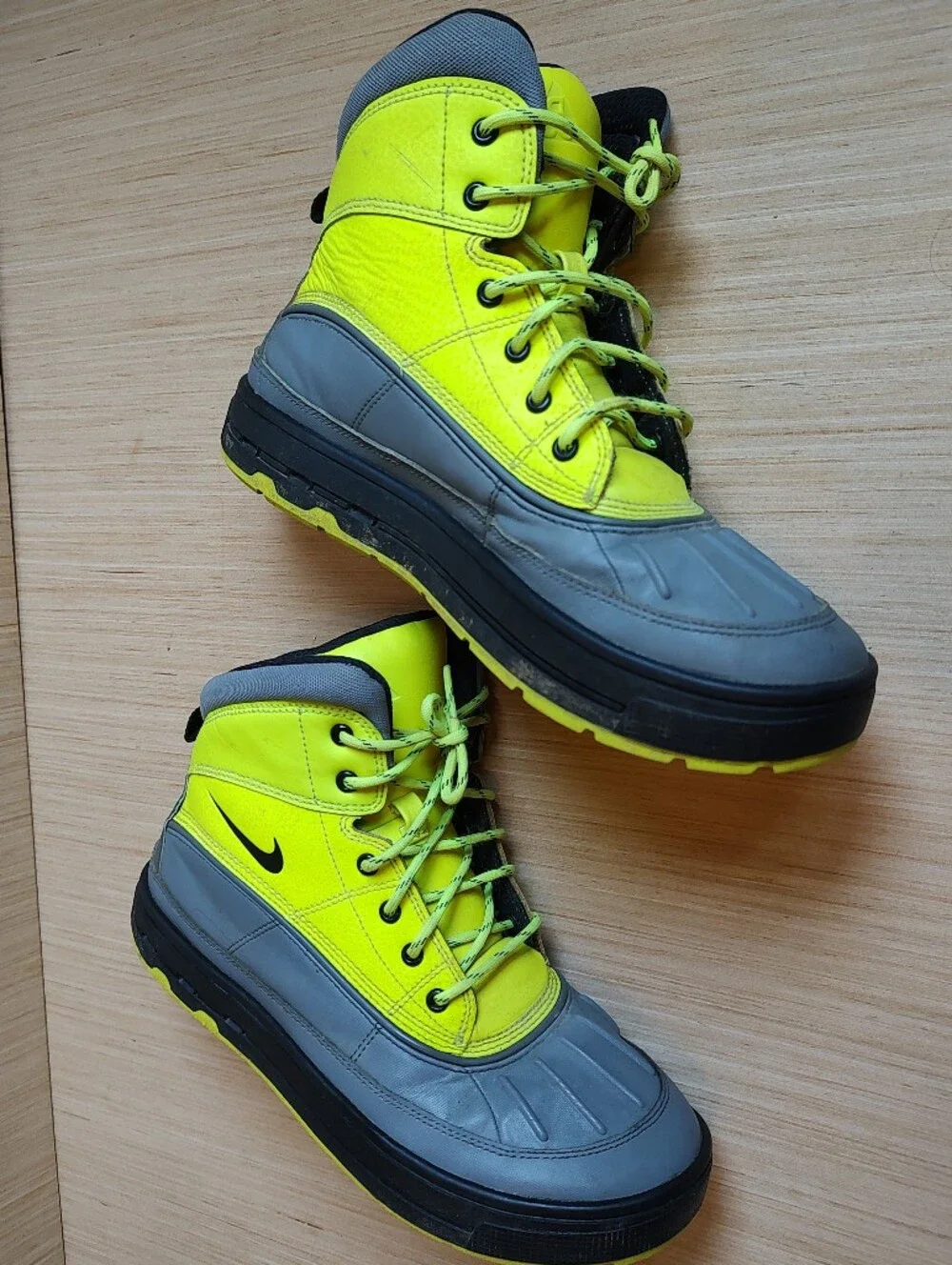 Nike Woodside 2 High Boots Lace Up Sneakers Yellow Neon Green Grey Rubber 7Y